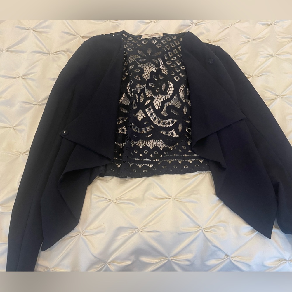 Stunning navy blue blazer from Bailey44